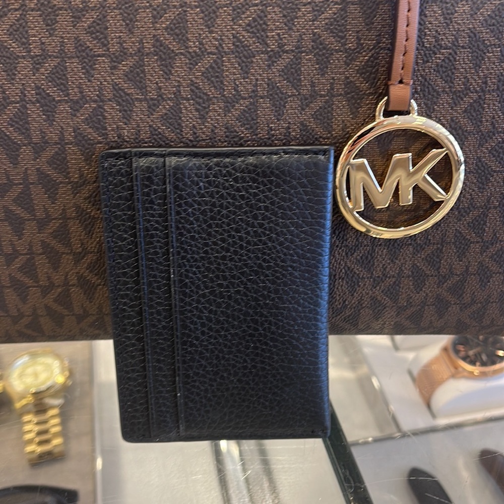 MICHAEL KORS
Reed Large Pebbled Leather Card Holder Case Wallet
COLOR: BLACK
NWT - Picture 7 of 16
